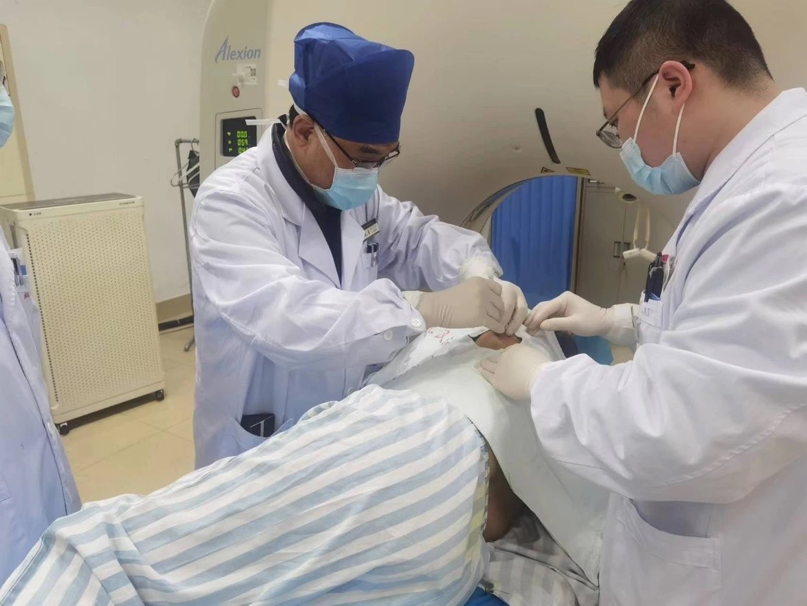 我院成功开展CT引导下微弹簧圈肺小结节穿刺定位术