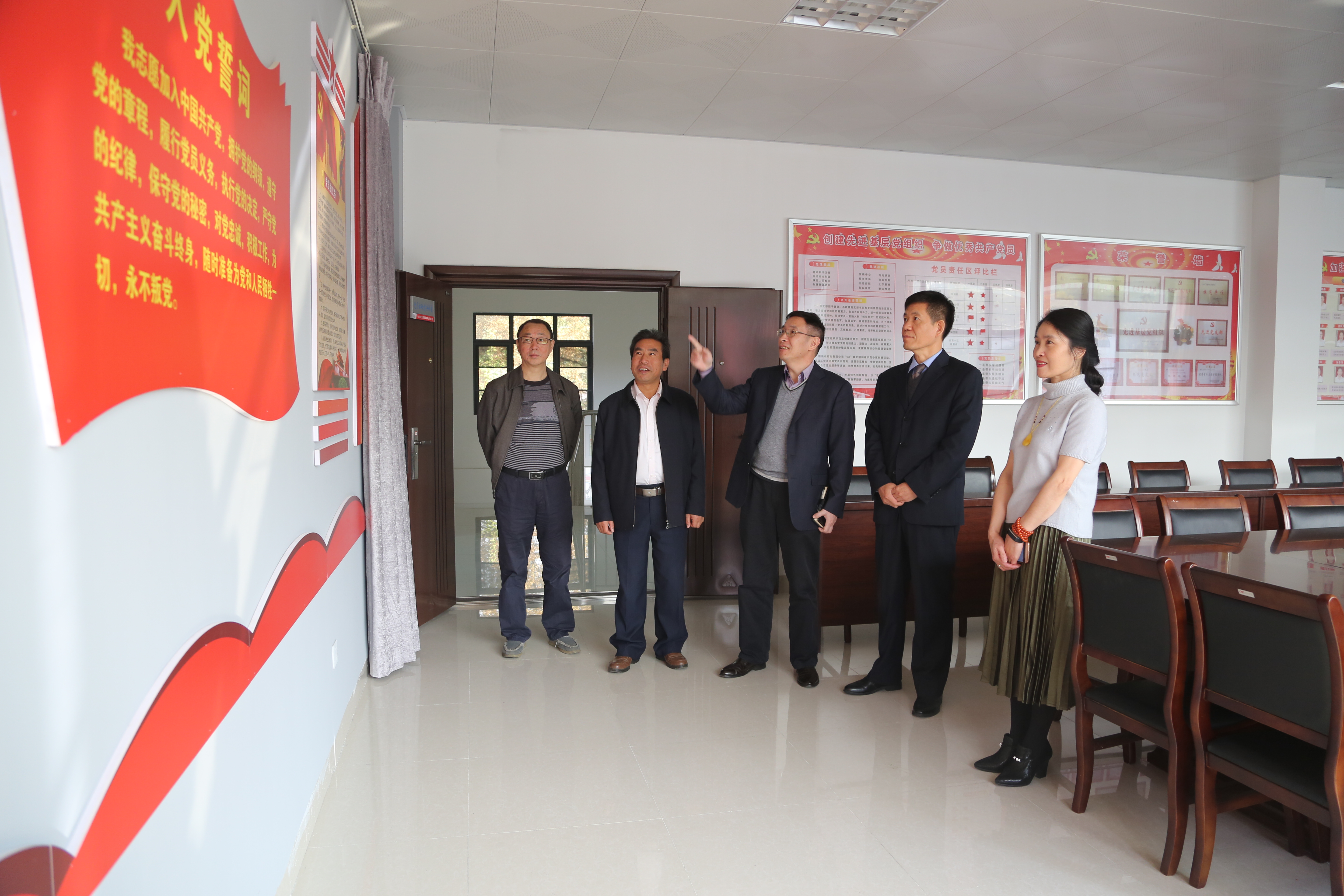 油田总医院党委书记胡望明一行到向阳社区中心参观交流党建工作