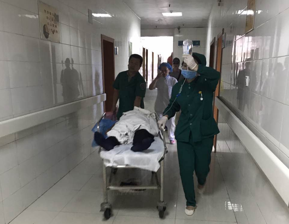 油田总医院多学科接力救治4名车祸患者