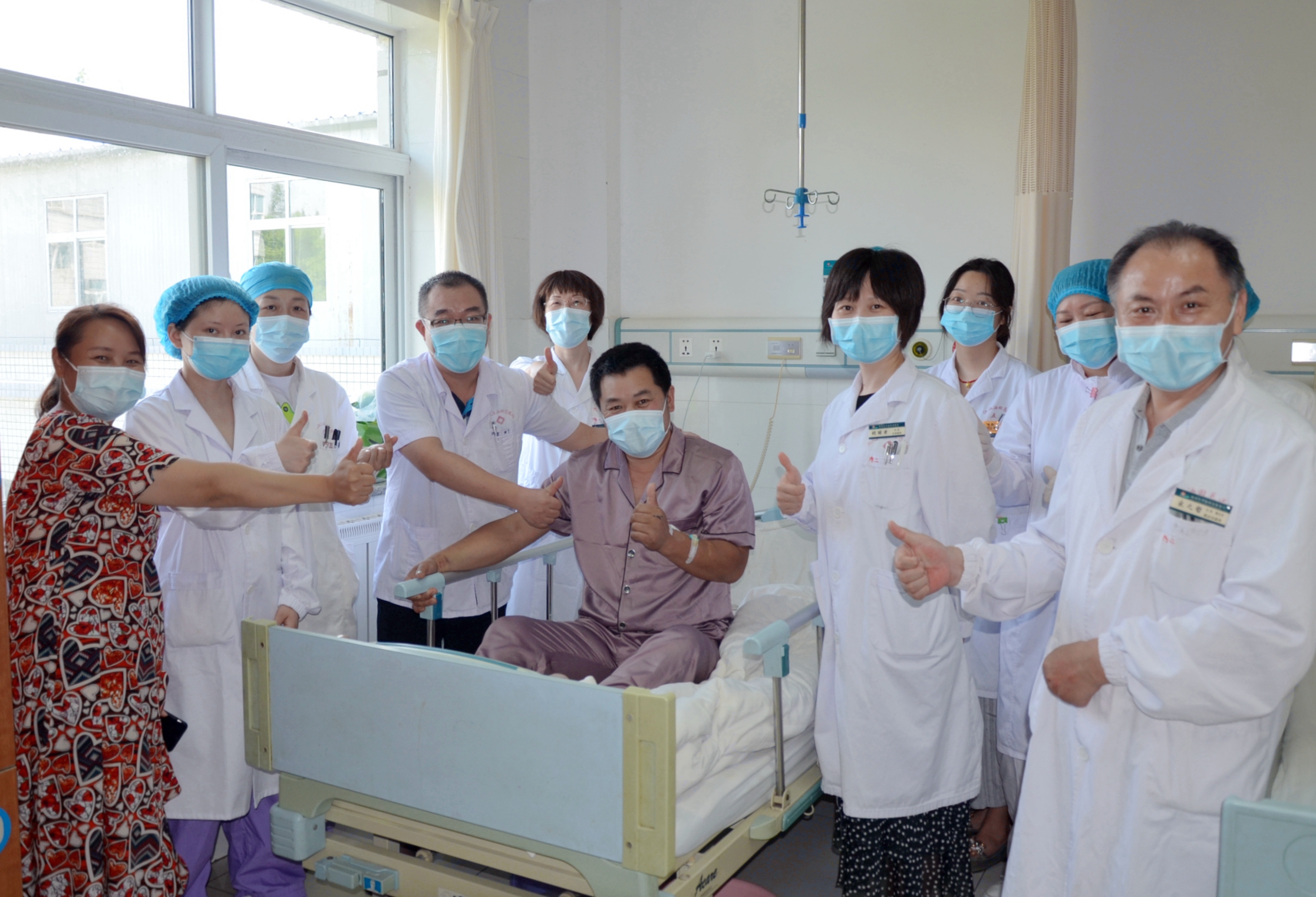 男子心梗抢救中又突发“电风暴” ，医生电除颤36次起死回生 