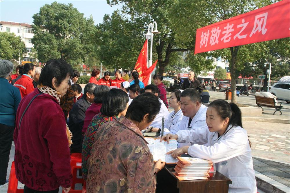 我院派医疗专家到社区开展“孝老敬老”义诊活动